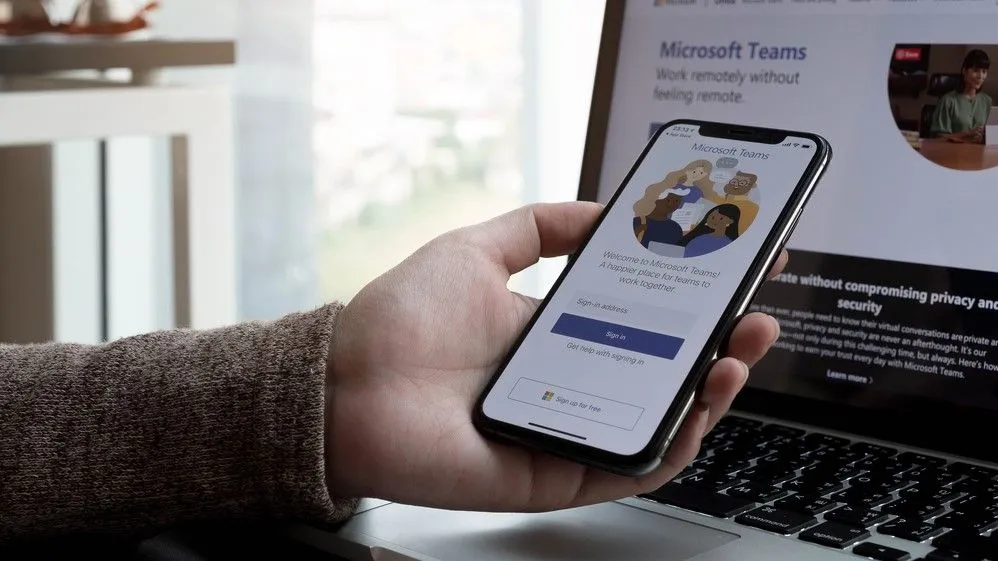 Microsoft Teams interface shows the automated Wi-Fi workplace check-in setting for hybrid employees.