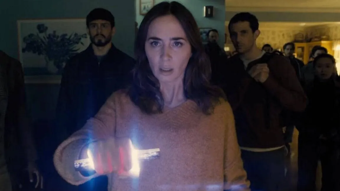 The promotional poster features Emily Blunt in a tense scene from Steven Spielberg's political thriller.