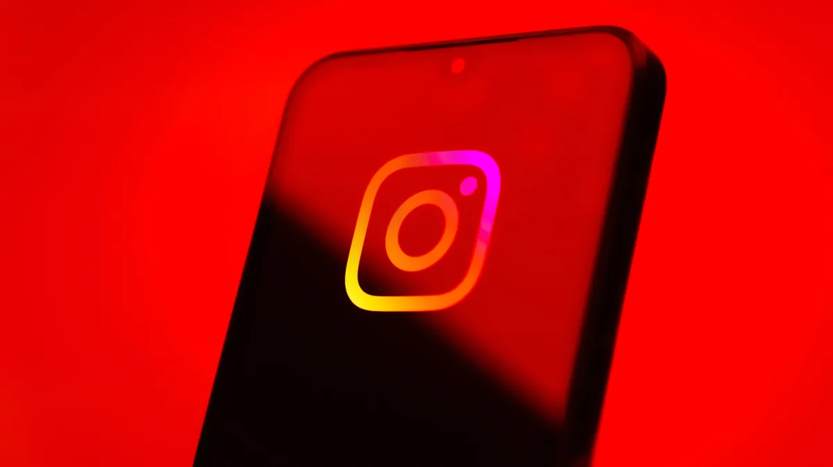 A smartphone displays the Instagram interface alongside a graphic explaining algorithm reach changes.