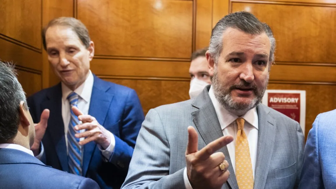 Senators Ted Cruz and Ron Wyden introduce the JAWBONE Act to prohibit federal coercion of speech.
