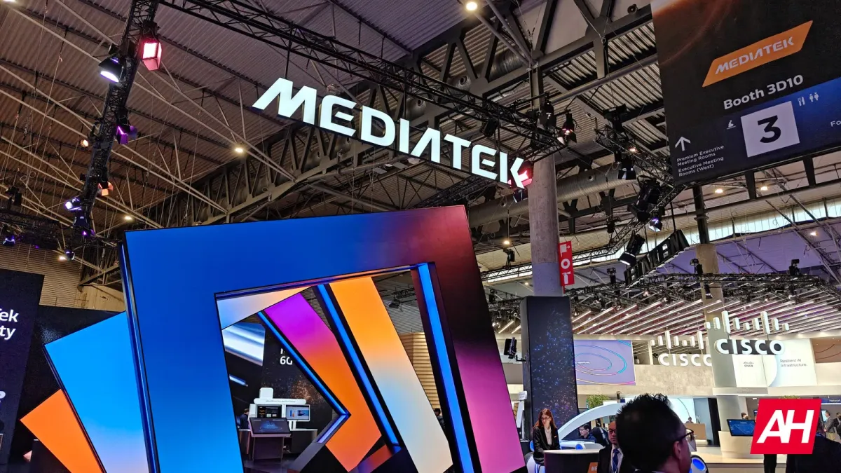 A graph displays declining chip shipments for Qualcomm and MediaTek alongside rising Apple silicon adoption in 2026.