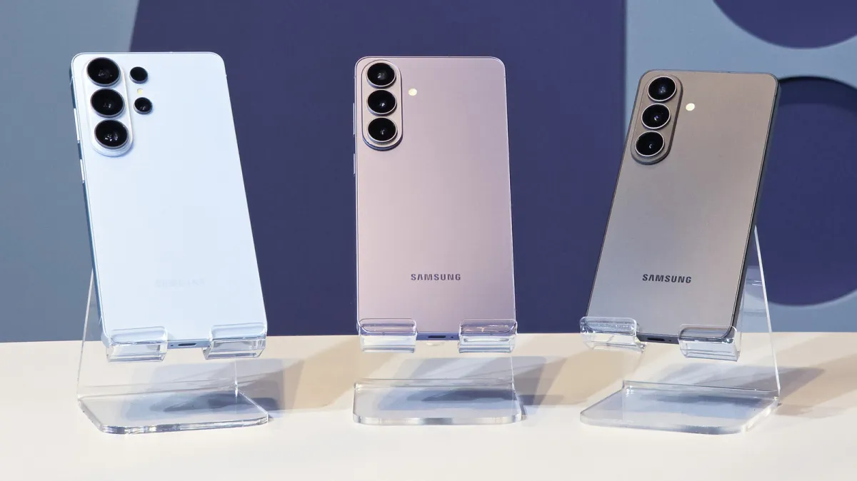 A blinking proximity sensor indicator appears near the front camera on a Samsung display.