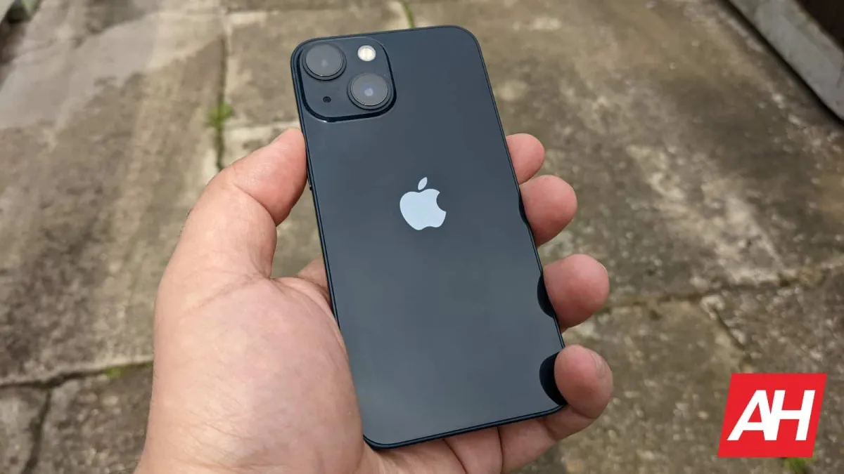 Chart showing iPhone 13 battery capacity decline and upgrade decision factors