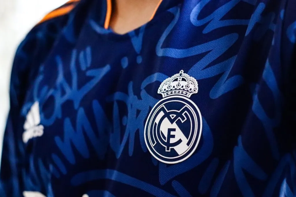 Julian Alvarez wears an Atletico Madrid jersey during a match, illustrating the club's rejection of Real Madrid's bid.