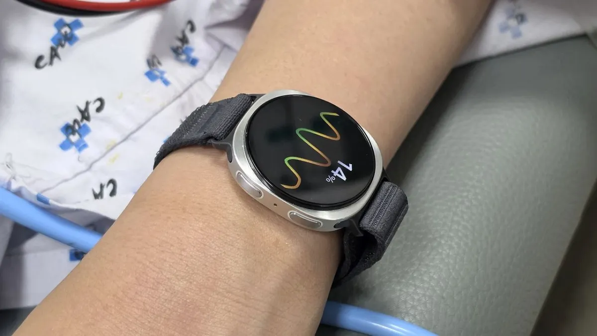 A flexible wearable patch processes artificial intelligence models directly on the skin for real-time medical diagnostics.