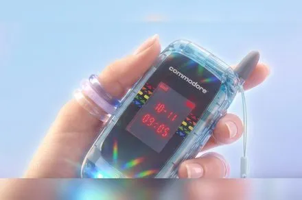 The Commodore Callback 8020 is a clamshell flip phone running Sailfish OS.