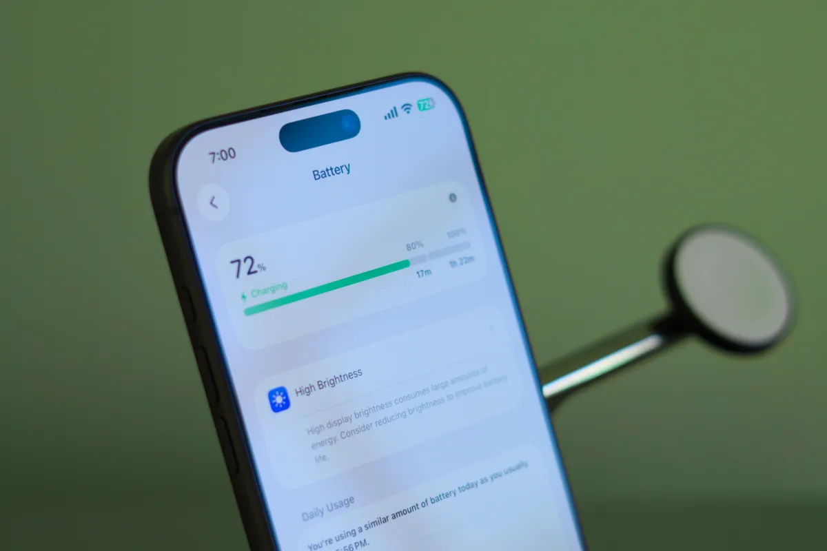 The graphic shows technical specifications for the iPhone 18 Pro battery capacity and efficiency metrics.