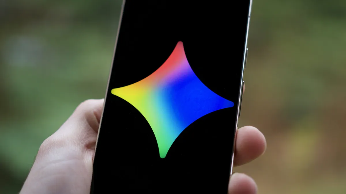 Google Gemini Assistant floating overlay interface with dynamic wallpaper-driven Material You theming and color adaptation.