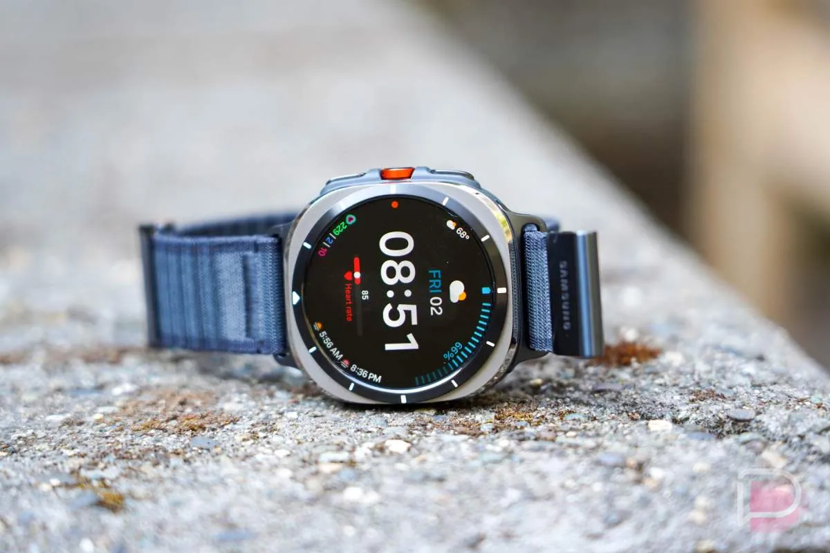 This diagram illustrates the enlarged internal battery in the Samsung Galaxy Watch Ultra 2 compared to the previous model.