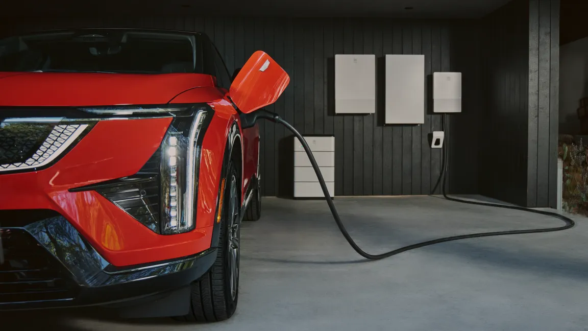 GM electric vehicles connect to a municipal power grid for bidirectional charging alongside sodium-ion battery storage.