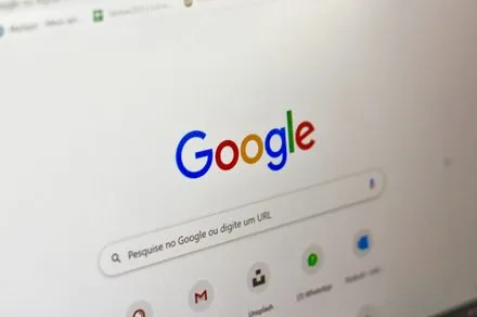 Chrome browser interface displaying the permanent removal of legacy Manifest V2 ad blocker support.