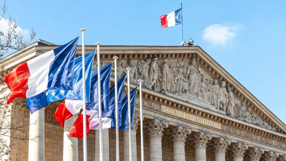 A digital security graphic illustrates a data breach in a French government messaging application.