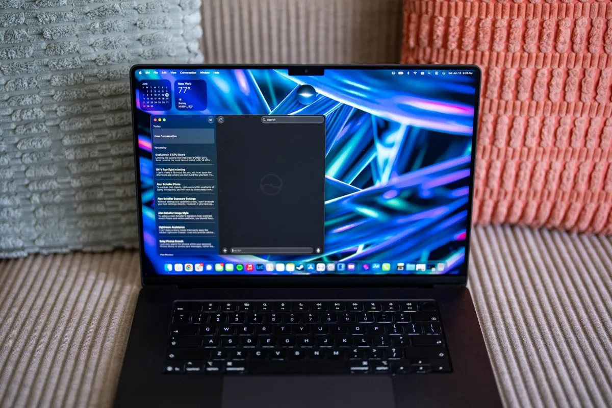 The Siri AI interface appears on a macOS desktop during early testing of the Golden Gate update.