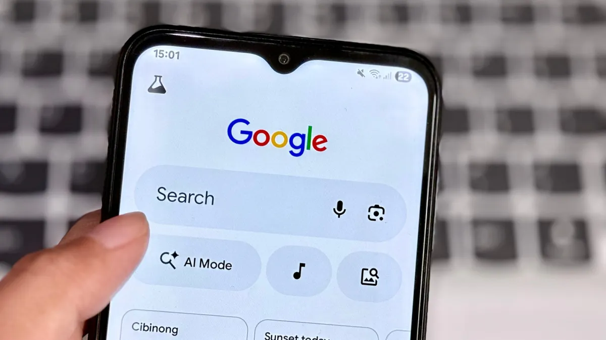 The Chrome Canary browser displays a hidden configuration that routes web queries directly to AI search mode.