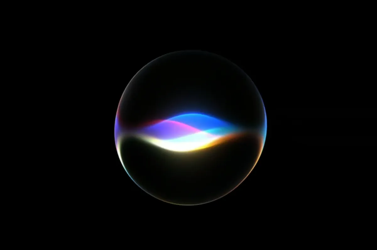 The graphic compares Apple Siri local processing architecture with Windows Copilot distributed tool implementation.