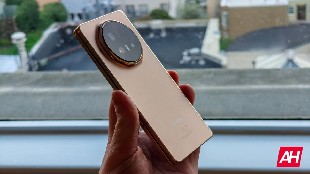 The Honor Magic V6 foldable device is pictured alongside industry charts detailing distribution delays and pricing.