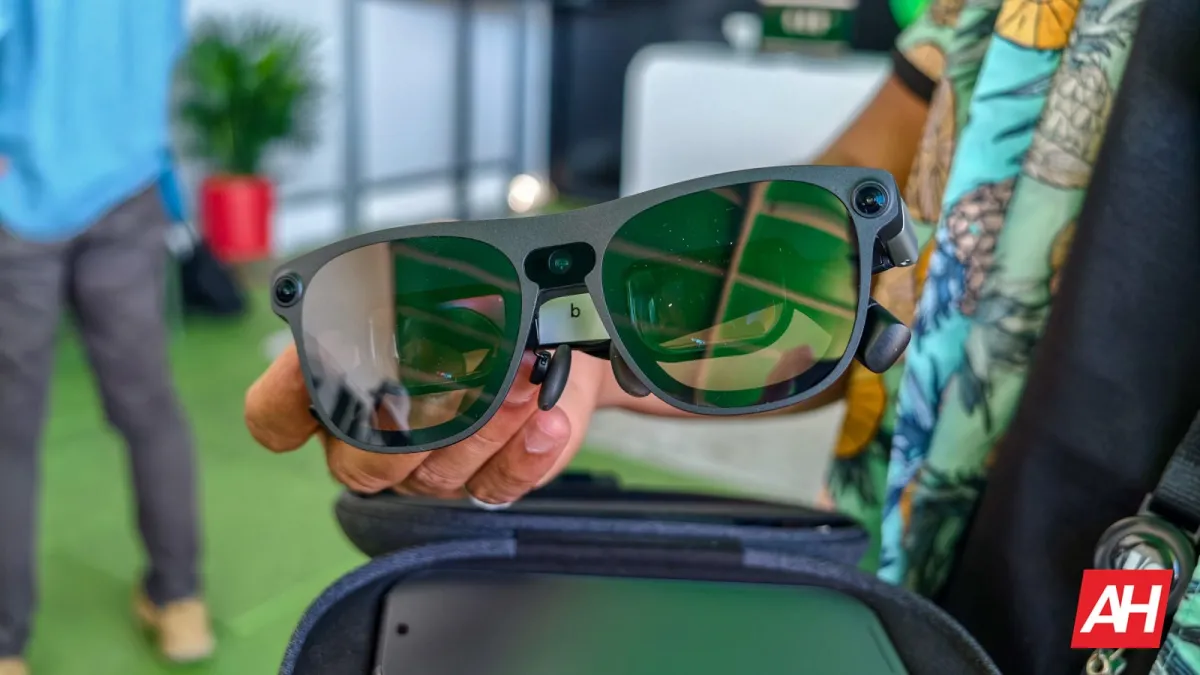 XREAL AURA headset, the first device to utilize the Snapdragon Reality Elite platform for spatial computing.