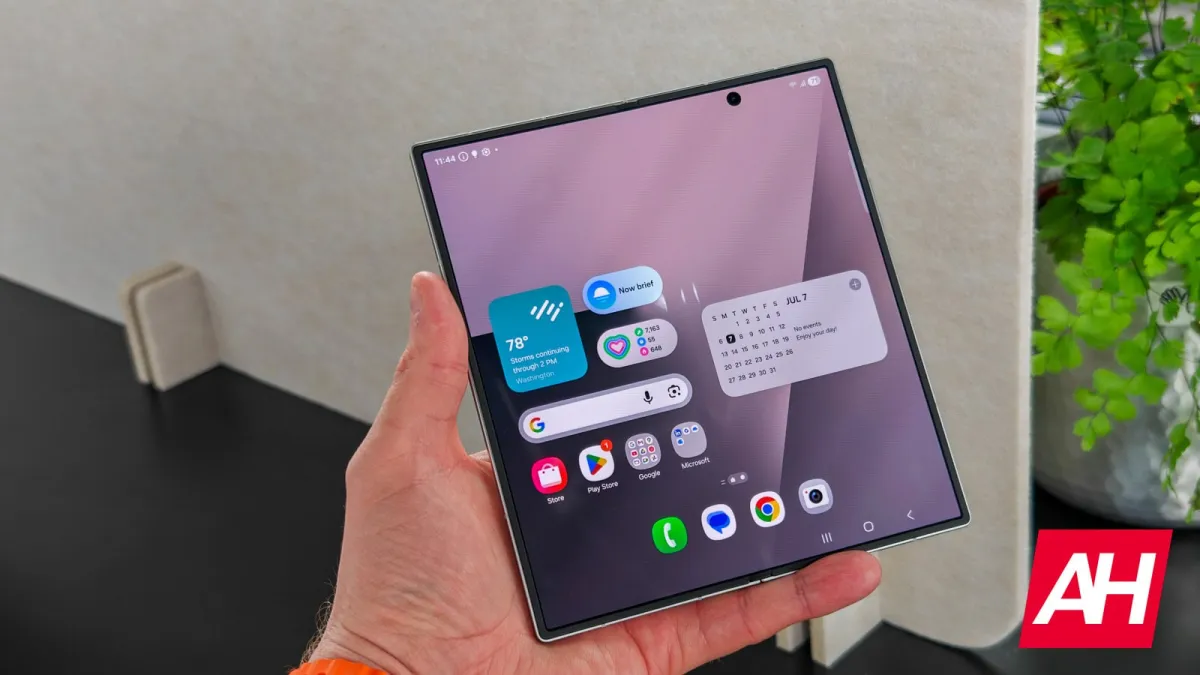 The battery indicator on a Galaxy Z Fold 7 shows accelerated power drain following a recent software update.
