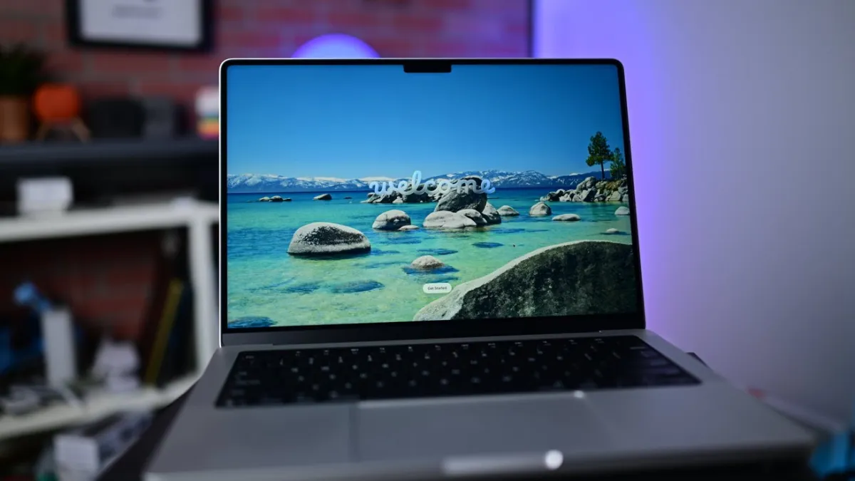 Apple MacBook Pro OLED launch timeline and Samsung display supply chain analysis