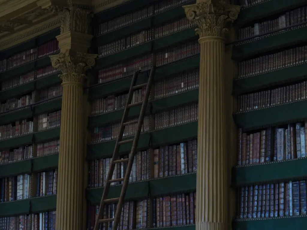 Six Georgians stand trial in Paris over the alleged theft of rare Russian literary archives.