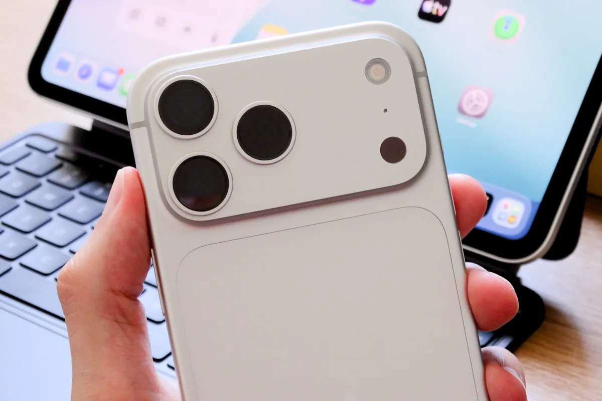 The graphic illustrates the iOS 27 modular camera interface layout featuring customizable toggles and manual controls.