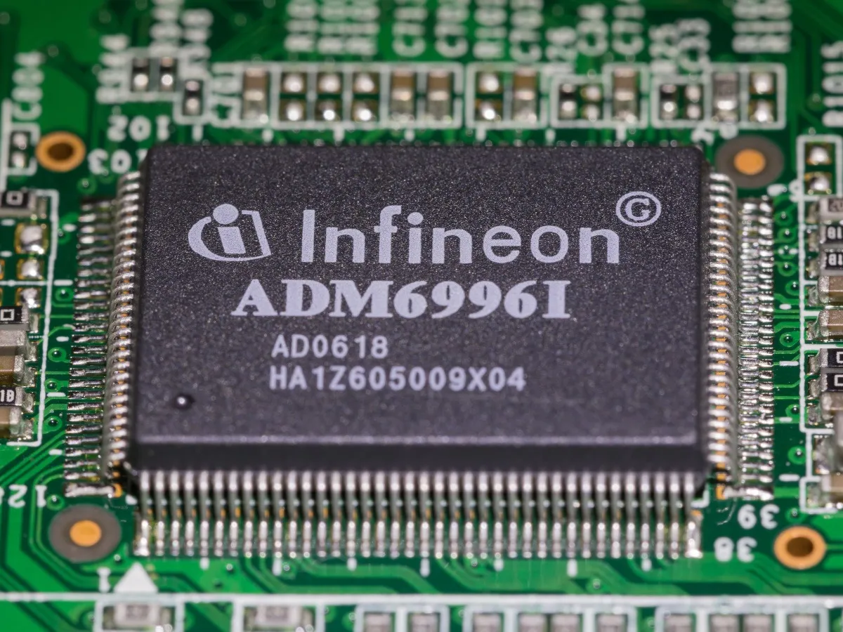 The photograph shows the exterior of Infineon's new semiconductor fabrication plant in Germany.