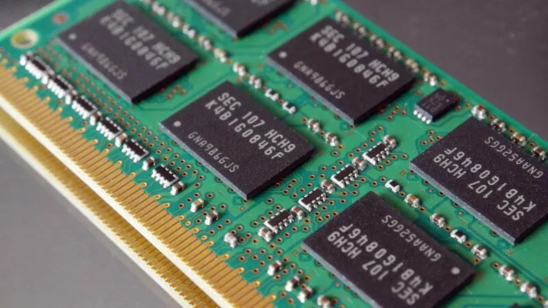 The graphic shows DRAM price increases driven by artificial intelligence memory demand and supply constraints.