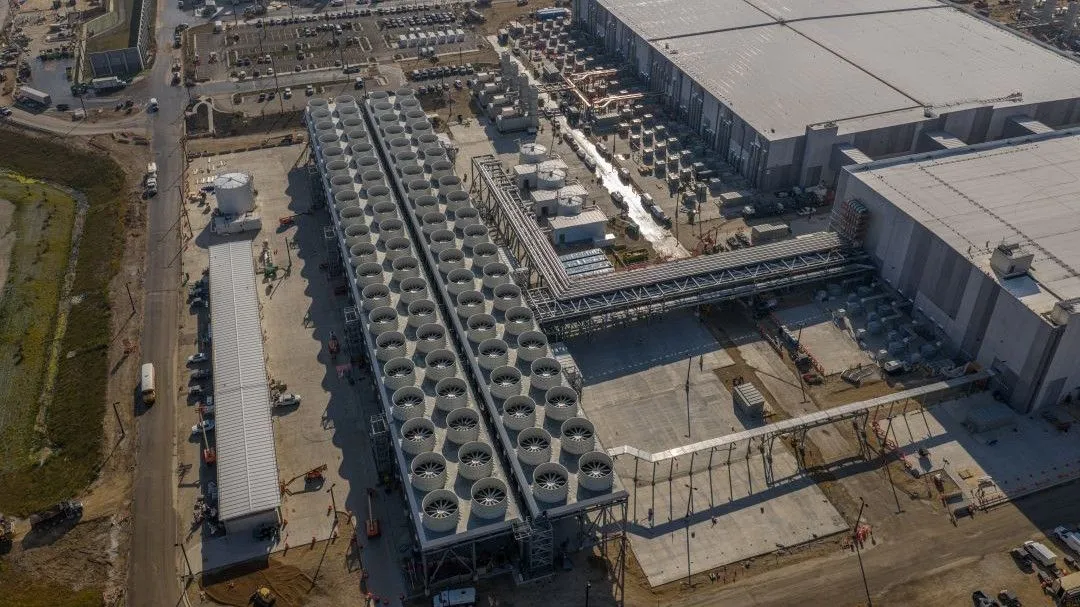 A Microsoft AI data center uses a closed-loop cooling system to significantly reduce water consumption.
