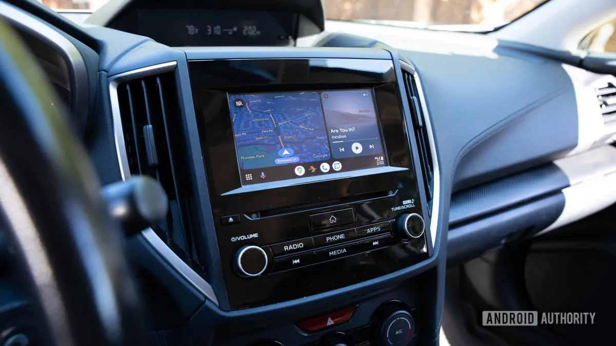 The Android Auto screen displays a generic voice command error when Google Gemini fails to route phone calls.