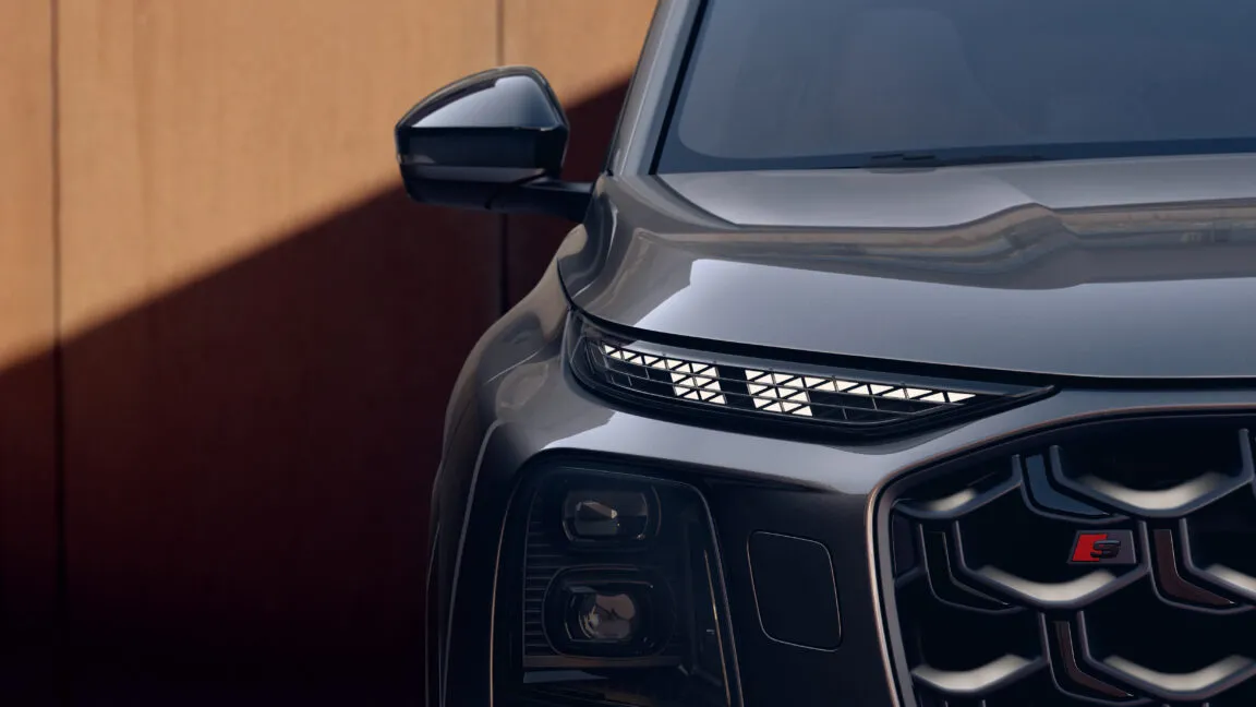 The 2027 Audi Q7 and SQ7 display updated exterior styling and advanced digital lighting features.