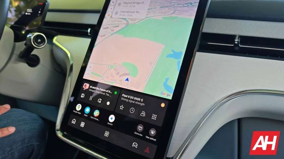 A car dashboard displays Google Maps stuck in bright day mode during nighttime driving due to an Android Auto bug.