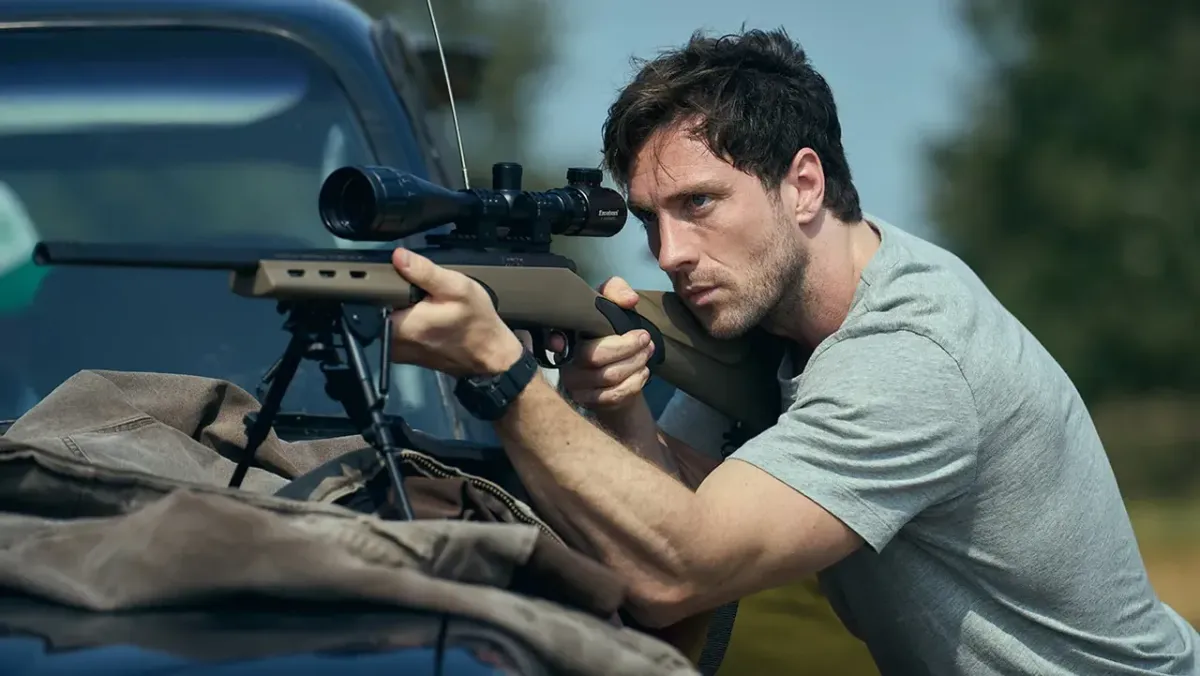 This promotional still depicts parallel bomb disposal and diamond heist sequences in the film Fuze.