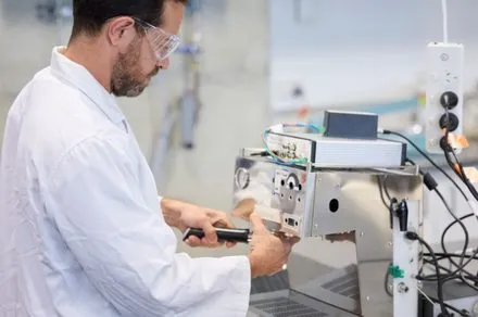 An ultrasonic coffee brewing device extracts espresso using room temperature water.