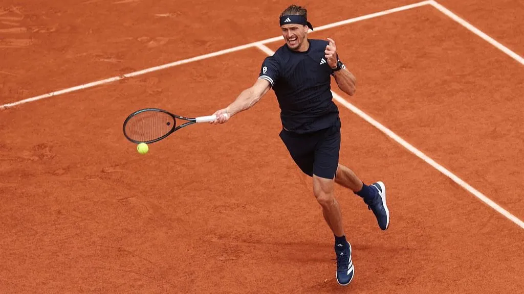 A television screen displays French Open 2026 final coverage alongside streaming platform options.