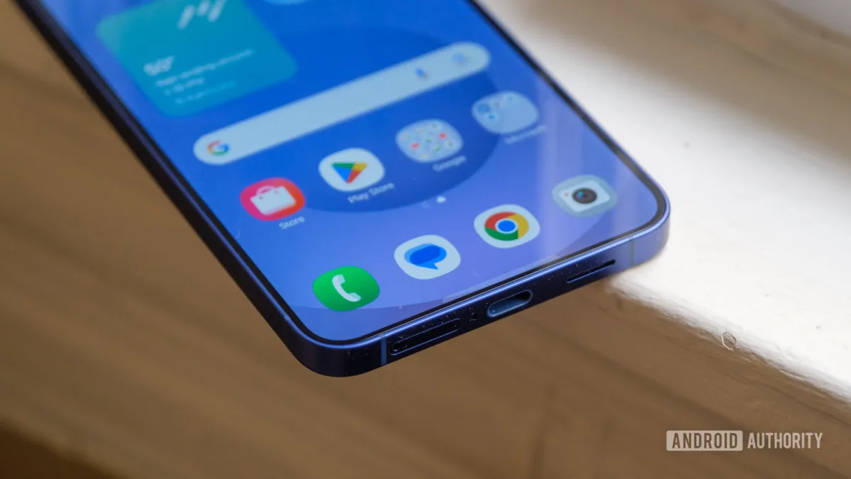 Samsung Galaxy S25 interface displays One UI 8.5 notification and AI features.
