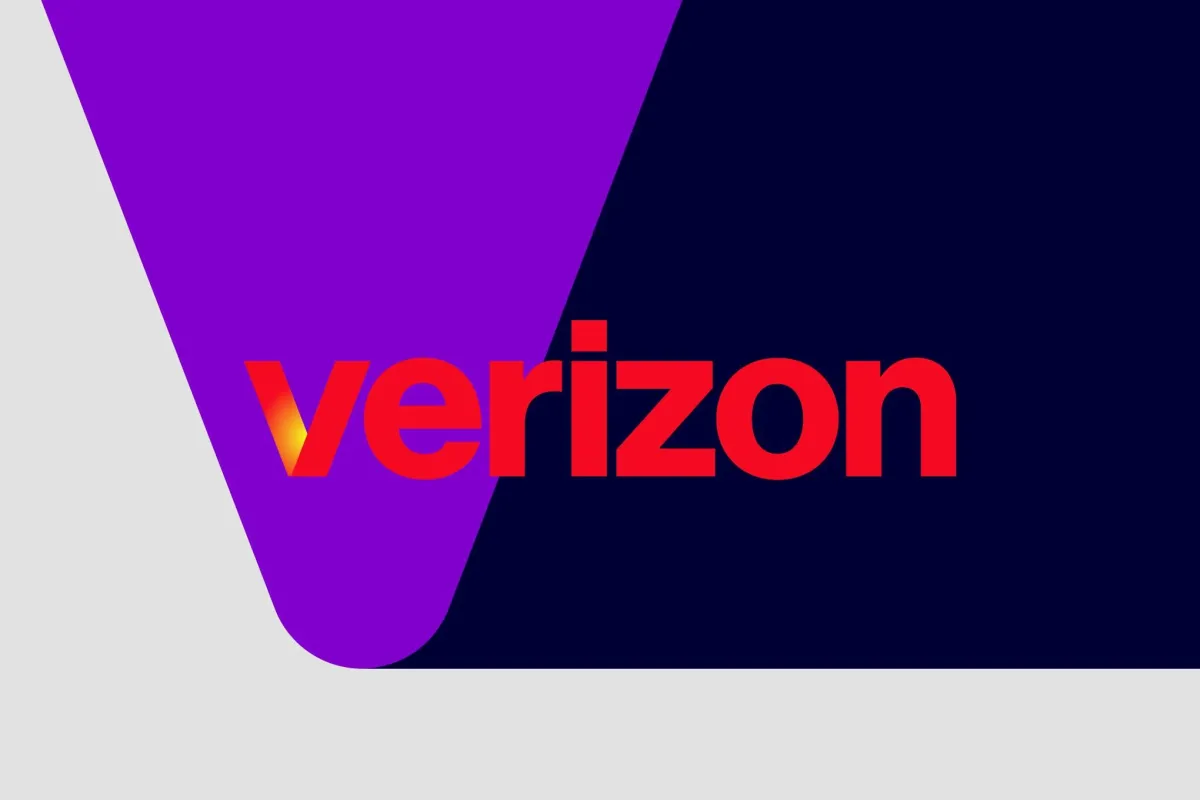 The chart displays Verizon Simplicity Plan monthly rates, unlimited 5G access, and roaming details.