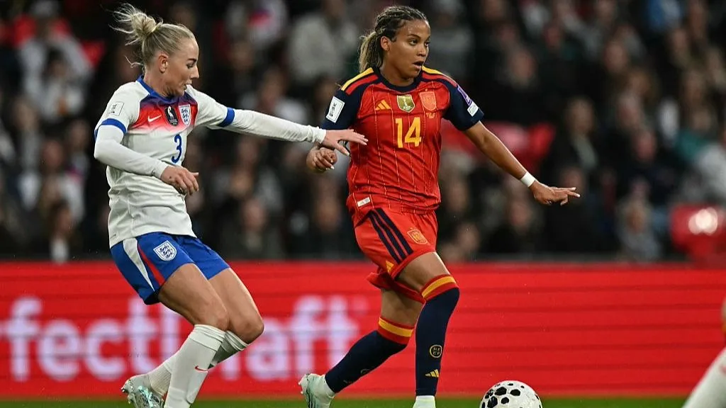 The Spanish and English women's national teams prepare for a World Cup qualifier broadcast.