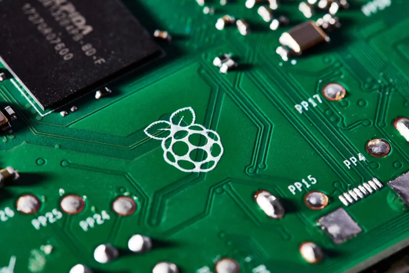 The chart displays Raspberry Pi profit growth alongside rising DRAM costs and memory supply commitments.