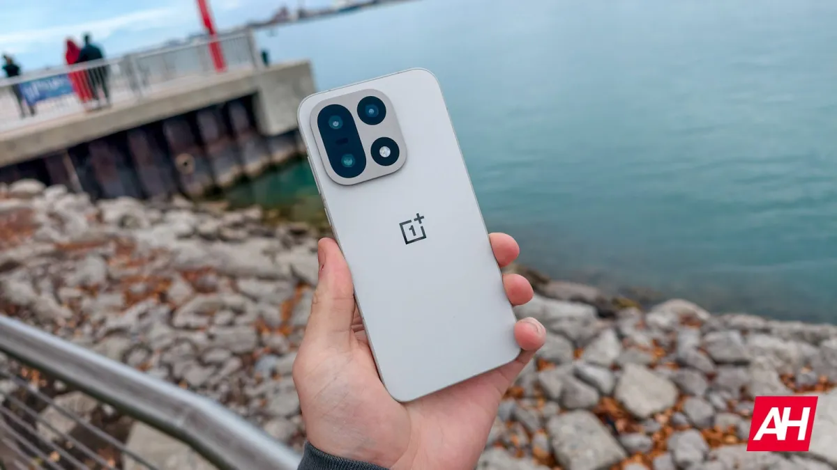 OnePlus 15 transferring files to an iPhone via the Quick Share update.
