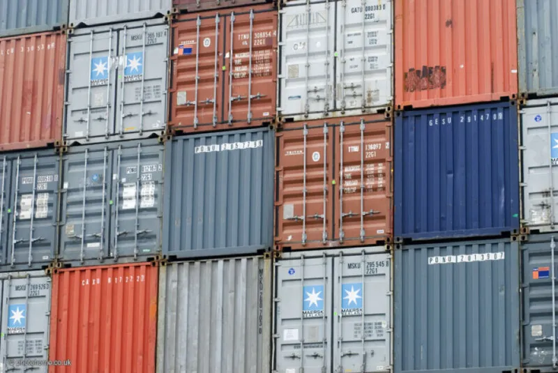 A presentation explains how to manage Linux distributions with bootable containers using familiar OCI tooling.