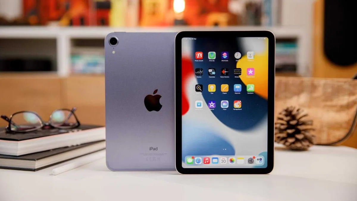 A conceptual render displays the 2026 iPad mini with an 8.5-inch OLED screen and slim bezels.
