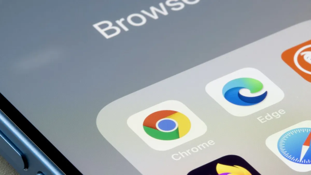 Google Chrome update dialog warning users to patch a critical zero-day vulnerability in the V8 engine