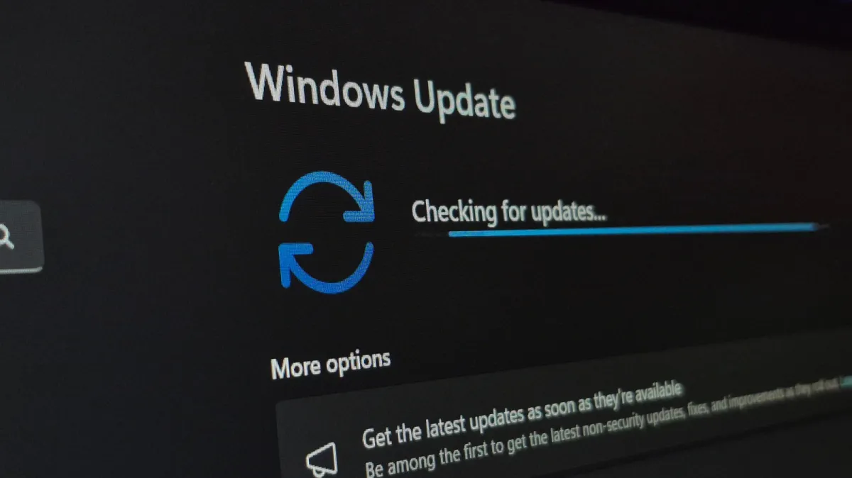 The Windows 11 desktop interface displays system performance metrics alongside security update notifications.