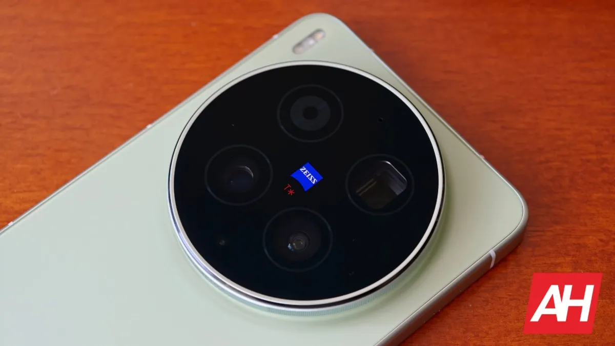 The rear camera module of the Vivo X500 Ultra features a ten times optical zoom lens.