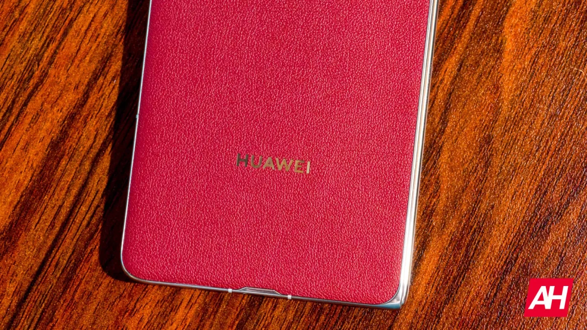 Patent illustration of Huawei vertical tri-fold smartphone design featuring dual hinges along a single axis.