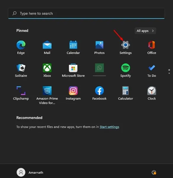 The Windows 11 date and time settings panel displays synchronization status and regional configuration options.