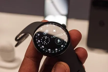 Pixel Watch displays Wear OS 7 update screen.