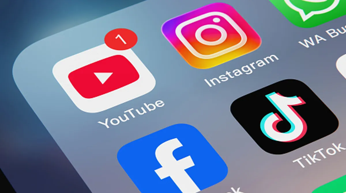 YouTube expands direct messaging to the US, enabling users 18 and older to privately share video and short-form content.