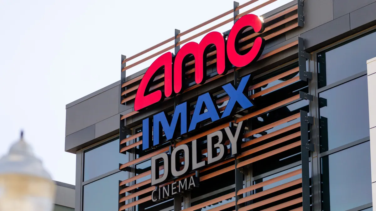 The display compares IMAX and Dolby Cinema theater screens, highlighting differences in curvature and projection technology.