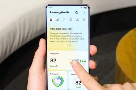 The Galaxy Watch screen displays the Samsung Health dashboard with heart score and sleep tracking data.